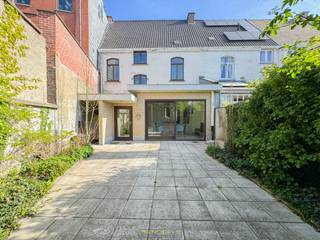 <p><strong>KARAKTERVOLLE HERENWONING</strong> met <strong>ROYALE BEWOONBARE OPPERVLAKTE VAN CA. 261M²</strong>, doordrenkt met <strong>SFEER EN POTENTIEEL</strong>, gelegen in het hart van Oudenaarde. Deze statige woning combineert <strong>AUTHENTIEKE ELEMENTEN MET LICHTOVERGOTEN RUIMTES EN HOGE PLAFONDS</strong> die meteen een <strong>GEVOEL VAN RUIMTE EN GRANDEUR</strong> oproepen. De woning biedt een <strong>IDEALE BASIS</strong> voor wie op zoek is naar een <strong>CHARMANTE STADSWONING</strong> met uitstraling, klaar om verder afgewerkt te worden naar <strong>EIGEN SMAAK</strong>. Via de elegante inkomhall betreed je een ruime leefruimte, <strong>BUREEL</strong>, eetkamer en keuken met aanpalende berging en gastentoilet. De verdiepingen herbergen maar liefst <strong>7 SLAAPKAMERS</strong>, een te renoveren badkamer en een  <strong>ZOLDERKAMER DIE PERFECT INZETBAAR ZIJN ALS EXTRA ATELIER OF OPSLAG</strong>. Buiten geniet je van een <strong>ZONNIGE, ONDERHOUDSVRIENDELIJKE STADSTUIN</strong> waar rust en privacy hand in hand gaan, op <strong>WANDELAFSTAND VAN STATION, WINKELS EN DE MARKT</strong>.</p>
<br /><br />Adres: Jacob Lacopsstraat 58 – 9700 Oudenaarde<br /><br />EPC: 461kWh/m², G-score en P-score A , Renovatieplicht van toepassing.