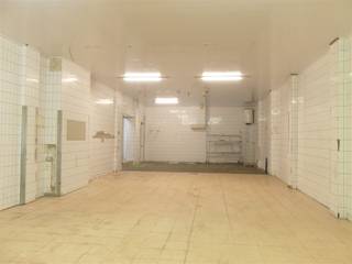 Bent u zelfstandig of heeft u een hobby en nood aan opslag-/stockageruimte?Loods met een oppervlakte van 166 m² en een stuk verharde oprit.De loods...