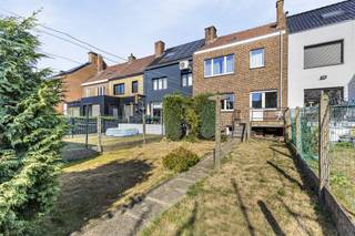 Immo Pické biedt U deze uiterst gunstig gelegen woning aan in de nabijheid van het stadscentrum, winkels, openbaar vervoer, scholen en de belangrijkste verbindingswegen. Deze woning beschikt over een inkomhal, een ruime woonkamer met eetkamer, een keuken, een gastentoilet, een nachthal, 3 slaapkamers (2 grote slaapkamers (19m² en 15m²) en 1 kleine slaapkamer (8m²)) en een badkamer. Daarnaast beschikt deze woning over een ruime INRICHTBARE ZOLDER, verschillende kelderruimtes en een garage. Voor de woning vinden we een open autostaanplaats. <br />Achteraan de woning vinden we een leuke stadstuin met terras.