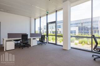 Fenomenaal gelegen kantoorruimte van 104 m² (20 werkplaatsen) te huur, langs én met visibiliteit van de <strong>E40 </strong>te Aalst. Fantastische bereikbaarheid dankzij de ligging net voor afrit 19 Aalst en nabij station Erembodegem<br /><br />De <strong>high-end</strong> kantoren zijn <strong>all inclusive</strong>: meubilair, internet, onderhoud kantoor, professioneel onthaal, beveiliging, postbedeling, vuilnisbeheer etc. De instapklare ruimte situeert zich in een <strong>businesscenter</strong> op het gelijkvloers van een modern en architecturaal knap kantoorgebouw met tal van faciliteiten zoals oa. een koffiebar, bedrijfsrestaurant, fietsparking en elektrische laadpalen in de ondergrondse garage. Enorme troef: <strong>parkeerratio 1/35</strong> .<br /><br /><strong>Onmiddellijk beschikbaar</strong>. Ook <strong>andere oppervlaktes</strong> mogelijk, zowel in het businesscenter als in het kantoorgebouw.<br /><br />Contacteer <strong>PANORAMA </strong>voor bijkomende inlichtingen, plannen of een vrijblijvend plaatsbezoek <strong>0477 44 39 30</strong>.