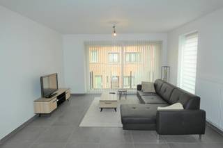 Lichtrijk en gezellig 2-slaapkamer appartement te Aalst in de nabijheid van winkels, scholen, openbaar vervoer en verbindingswegen. Dit appartement is gelegen op de eerste verdieping en eveneens toegankelijk met de lift. Indeling: ruime inkomhal (9,30m²), aparte toilet (1,50m²), leefruimte met totaal ingerichte open keuken voorzien van een enkele spoelbak, keramische kookplaat, dampkap, koelkast met vriesvak, vaatwasmachine en oven (40m²), aansluitend een terras vooraan (3,50m²) en achteraan (5m²), berging/wasplaats (2m²), 2 slaapkamers (10m² + 7,50m²) en badkamer met dubbele lavabo en ligbad (5m²). Het appartement kan bemeubeld verhuurd worden en is reeds voorzien van verlichting en raamdecoratie. De maandelijkse lasten bedragen 75€. Verder is er ook een afgesloten kelderberging inbegrepen en een staanplaats voor 1 wagen in de ondergrondse garage. Onmiddellijk beschikbaar! Voor meer informatie of een bezoek mail naar affligem@immoaccenta.be