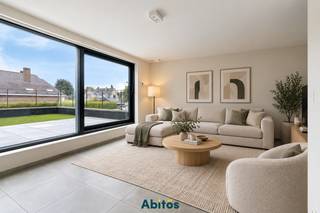 Deze recente en instapklare duplex combineert ruimte en modern wooncomfort met een uitstekende ligging in het centrum van Drongen. Met twee slaapkamers, twee terrassen én EPC-label A is het hier bovendien bijzonder comfortabel en energiezuinig wonen.<br /><br />Op de eerste verdieping komt u binnen via de inkomhal met afzonderlijk toilet. De ruime living biedt plaats aan een comfortabele zithoek en geeft rechtstreeks uit op het grote, oostgerichte terras. Hier is voldoende ruimte voor zowel een buitentafel als een zithoek en geniet u volop van de ochtendzon.<br />De volledig uitgeruste keuken beschikt over Siemens-toestellen, waaronder een combioven, kookplaat en vaatwasser. Aansluitend bevindt zich de eetruimte, met voldoende plaats voor een ruime eettafel. Van hieruit heeft u toegang tot het tweede, zuidgerichte terras: een heerlijke plek om van de zon te genieten.<br />Op de bovenverdieping van deze duplex bevinden zich twee slaapkamers. De badkamer is uitgerust met een ruime inloopdouche en een wastafel. Een praktische technische berging en een tweede afzonderlijk toilet vervolledigen deze verdieping.<br /><br />Ook de ligging is een belangrijke troef. Het centrum van Drongen ligt op amper één minuut wandelen, terwijl u in vijf minuten in het groene Assels aan de Leie staat. Gent-centrum bereikt u in ongeveer twintig minuten met de fiets of vijftien minuten met de auto. Ook de R4 is vlot bereikbaar.<br /><br /><strong>Praktische info</strong>
<ul>
<li><span>Huurprijs: € 1.490 per maand</span></li>
<li><span><strong>Geen syndicuskosten</strong></span></li>
<li><span>Elektriciteit, gas en water zijn individueel en rechtstreeks ten laste van de huurder</span></li>
<li><span>EPC-label A</span></li>
<li><span>Onmiddellijk beschikbaar</span></li>
<li><span>Verhuur aan een vennootschap is mogelijk</span></li>
<li><span>Gemeenschappelijke fietsenparking</span></li>
<li><span>Mogelijkheid om een parkeerplaats achteraan bij te huren</span></li>
</ul>
<br />Zoekt u een recente en energiezuinige duplex met twee slaapkamers en twee terrassen, vlak bij het dorpscentrum én het groen? Kom dit appartement dan zelf ontdekken.<br /><strong>Vragen of een bezoek plannen?</strong><br />📞 Jan Claeyssens — 0475 58 00 38<br />📧 jan@abitos.be