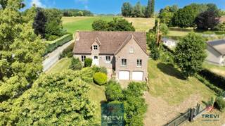<p><span>SOUS OPTION Sur la belle commune de Silly, à Hoves, une impressionnante maison d'habitation partiellement de plain-pied. L'ensemble est très harmonieux et propose une imposante entrée d'accès et un grand jardin. La maison se compose d'un hall d'entrée de 6 m² sous carrelage d'époque. Une pièce de vie lumineuse de 42 m² avec son poêle à bois. Une cuisine rustique de 15 m² qui offre une magnifique vue sur le jardin. une arrière cuisine de 6 m² qui sert de buanderie et de débarras. De plain-pied, sous carrelage imitation parquet, via un hall de nuit, 3 chambres de 14, 13 et de 8 m², un bureau de 9 m², une salle de douche italienne entièrement remise au goût du jour de 8 m² + WC et un WC séparé pour les invités. A l'étage, via un escalier en bois, un hall de nuit de 15 m² et 2 très belles et grandes chambres de 32 m² chacune, une salle de douche, un WC et un grand grenier latéral de 25 m². L'ensemble de la maison est équipé de caves pour tout entreposage et toutes passions de bricolage et de 2 grands garages. Nombreux emplacements de parking dans la propriété. Faire offre à partir de 420.000€. Infos et visites au 02/355.50.55. </span></p>