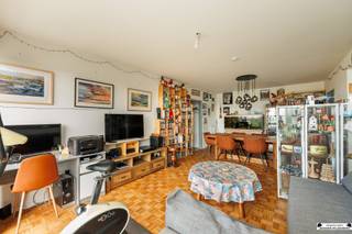 <p>Op de negende verdieping van een verzorgd gebouw bevindt zich dit instapklare en volledig bemeubelde 2 slaapkamer-appartement, ideaal gelegen nabij het Distelhoekpark. Dankzij de hoge ligging geniet u van een prachtig panoramisch uitzicht over de stad Antwerpen en een aangename lichtinval in de leefruimte.</p><p>De indeling omvat een inkomhal met ingebouwde kast, een ruime en lichtrijke leefruimte met aansluitend een open keuken, twee volwaardige slaapkamers, een apart gastentoilet en een badkamer met inloopdouche. Verder beschikt het appartement over een praktische berging met aansluitingen voor een wasmachine en droogkast.</p><p>Een extra troef is dat het appartement volledig bemeubeld wordt verkocht. De inrichting omvat onder meer een koelkast, zetelbed, TV-meubel met televisie, bureau, eettafel met stoelen, aquarium, wasmachine, bed, badkamermeubel en de slaapkamerkasten. Hierdoor is het appartement onmiddellijk instapklaar of ideaal als investering.</p><p>Ook op technisch vlak scoort deze eigendom uitstekend met een EPC-label A, een conforme elektriciteitskeuring en een asbestvrij attest. De gunstige ligging nabij het Distelhoekpark, winkels, openbaar vervoer en belangrijke invalswegen maakt dit appartement een uitstekende keuze voor zowel eigen bewoning als investering.</p><p>Kortom, een energiezuinig, instapklaar en volledig ingericht appartement met een schitterend uitzicht op een gegeerde locatie in Merksem.</p>