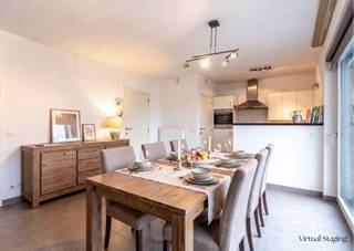 Dit moderne appartement, gebouwd in 2012, bevindt zich op een uitstekende locatie in Waregem, op wandelafstand van het centrum. Winkels, scholen en openbaar vervoer zijn vlot bereikbaar.<br />Het appartement is gelegen op de eerste verdieping en is toegankelijk via de lift of trap.<br /><br />INDELING:<br />Bij het binnenkomen is er een inkomhal met een apart gastentoilet. De ruime en lichtrijke woonkamer geniet dankzij de grote raampartijen van aangename natuurlijke lichtinval en sluit naadloos aan op de volledig geïnstalleerde open keuken. Aansluitend bevindt zich een praktische berging/wasberging.<br />Het appartement heeft één ruime slaapkamer, met aansluitende badkamer voorzien van een bad/douche en wastafel.<br />Daarnaast beschikt het appartement over een aangenaam terras met zicht op de binnentuin. <br /><br />Een ondergrondse autostaanplaats en private berging zijn verplicht bij aan te kopen (25.000 euro)<br /><br />Het appartement is momenteel verhuurd. De huurovereenkomst kan worden opgezegd, rekening houdend met de geldende opzegtermijn van zes maanden.<br /><br />Ben je op zoek naar een comfortabel appartement op een toplocatie in Waregem of naar een interessante investering? Plan dan vandaag nog jouw bezoek in!<br /><br />ref.: LS/26093/TK<br />UC: 20241126-0003448137-RES-1