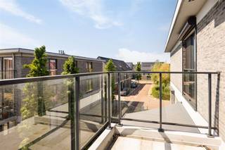 <p>Welkom in dit aangename appartement van ca. 90 m², waar ruimte, licht en hedendaags wooncomfort mooi samenkomen.</p><p>De ruime leefruimte geniet dankzij de grote raampartijen van veel natuurlijke lichtinval en sluit mooi aan op de open keuken. De onderhoudsvriendelijke tegelvloer in parketlook geeft het geheel een warme en verzorgde uitstraling. De keuken is praktisch ingericht en biedt voldoende werk- en bergruimte.</p><p>Vanuit de leefruimte heeft u rechtstreeks toegang tot het terras, een fijne plek om buiten te genieten.</p><p>Het appartement beschikt over twee volwaardige slaapkamers. Verder vindt u een badkamer met inloopdouche en wastafel, een afzonderlijk toilet en een praktische berging voor extra stockage.</p><p>Troeven op een rijtje:</p><p>* ca. 90 m² woonoppervlakte<br />* lichtrijke leefruimte met open keuken<br />* 2 volwaardige slaapkamers<br />* terras aansluitend aan de leefruimte<br />* kelderberging i<br />* handig gelegen garagebox met elektrische poort, de garage is mee aan te kopen voor € 30.000</p><p>Interesse? Vraag snel en eenvoudig uw bezoek aan via onze website: www.guldentopsvastgoed.be</p>