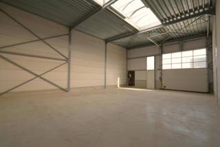 <div>
<section>
<div>
<div>
<div>
<div>
<div>
<div>
<p>Instapklare KMO-unit van ca. 150 m² te koop in Houthalen, voorzien van een sectionaalpoort en een vrije hoogte van 6 meter. Strategisch gelegen nabij de N76 en E314, met eigen parkeermogelijkheid en tal van technische voorzieningen. Niet geschikt voor autogerelateerde activiteiten</p>
</div>
</div>
</div>
</div>
<div></div>
<div>
<div>-Oppervlakte ca. 150 m²<br />-Vrije hoogte ca. 6 meter<br />-Sectionaalpoort ca. 4,2 m hoog en 4 m breed<br />-Aparte toegangsdeur aanwezig<br />-Stevige betonnen vloer met hoog draagvermogen<br />-Dakramen voor natuurlijke lichtinval<br />-Mogelijkheid tot kantoorruimte<br />-Aansluitingen voor 220V en 380V<br />-Drinkwater en regenwater aanwezig<br />-Voorziening voor sanitair<br />-Mogelijkheid tot centrale verwarming<br />-Internet aanwezig<br />-Afgesloten terrein met toegangspoort<br />-Eigen parkeergelegenheid, 3 plaatsen<br />-Strategisch gelegen in Houthalen</div>
</div>
</div>
</div>
</section>
</div>
<div></div>