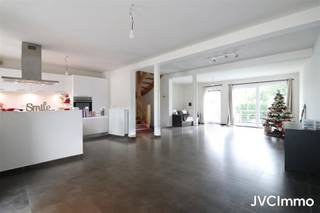 Composition :Rez-de-Chaussée : Hall d'entrée : 10,15 m², garage 1 voiture : 16,98 m², local chaufferie/bureau : 10,18 m², buanderie : 10,53 m²Étage 1...