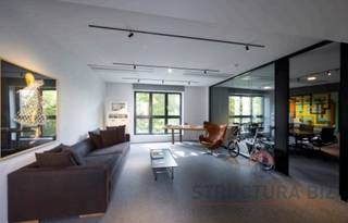 Renovated, bright, fully partitioned offices ideally located next to the lively Ma Campagne district, and close to the Saint-Gilles Town Hall. Numerous shops, restaurants and facilities in the immediate vicinity.<br />Easily accessible by public transport.<br />Outdoor parking available: €1,450/space/year.<br />Excluding charges and taxes.