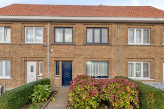 Op de verbindingsweg tussen Oostende en Brugge bevindt zich deze woning met bijzonder veel potentieel. Een ideale keuze voor wie graag nog...