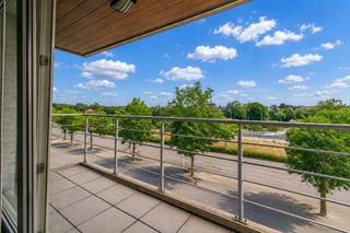 Een geriefelijk en ruim 2-slaapkamer appartement (EPC: B) met 2 terrassen, een gesloten garagebox en kelder gelegen vlakbij het station en openbaar vervoer te Halle (Broekborre).<br /><br />Op de tweede verdieping (met lift): inkomhal, apart toilet, living/eetplaats (36.00m²), ingerichte open keuken (12.50m² - dubbel verlek, kookplaat, vaatwasser, dampkap, koelkast, oven), berging/wasplaats, douchekamer (5.75m² - douche, dubbele lavabo met meubel), 2 slaapkamers (13.25 / 9.50m²);<br />Verder: zuid &amp; west gerichte terrassen met aangenaam uitzicht op kanaal, kelder en ruime garagebox. <br /><br />Buitenschrijnwerk PVC dubbele beglazing - Centrale verwarming op aardgas (condensatieketel) + airco warmtepomp koud/warm<br />KI: 1.212 EUR<br />Nutsvoorzieningen: individuele tellers water, gas en elektriciteit<br />EPC: 114 kWh/m² - Label - UC: 3921427<br /><br />Stedenbouwkundige inlichtingen aangevraagd.