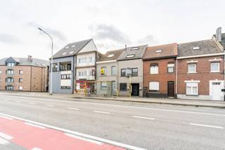 VALIMMAS verkoopt deze zeer verzorgde, comfortabele en direct instapklare rijwoning nabij het centrum van Asse.   

Het gelijkvloers omvat een inkomhal, een ingebouwde keuken, een eetkamer en living met zicht op het zonneterras en de tuin. Ideaal georiënteerd naar het zuidwesten.    
De verdieping herbergt een overloop, een grote slaapkamer, en een comfortabele badkamer met ligbad.   
De dakverdieping werd eveneens ingericht tot een overloop met bureelruimte en een tweede slaapkamer.   
Er is tevens een kelder aanwezig (met aansluitingen voor een wasmachine).   

Deze woning werd steeds tiptop onderhouden, en is uitgerust met alle hedendaags comfort en sfeervolle decoratie. De elektrische installatie is reeds conform het AREI. Asbestveilig.   
   
Gelegen nabij het centrum, kort bij winkels, scholen, horeca, ... Bushalte De Lijn voor de deur en station Asse op 1,4Km. Mobiscore = 8,5/10.   
Thans nog verhuurd sedert 16/04/2024 mits € 1.150/maand. Opzeg voor eigen bewoning mogelijk (opzegtermijn 6 maanden).