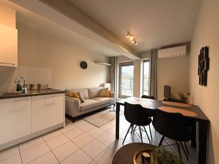 Op een uitstekende locatie nabij De Sterre en het De Smet de Naeyerpark, tussen het UZ Gent en Sint-Pietersstation, bevindt zich dit gezellige en volledig gemeubelde appartement.<br /><br />Het appartement ligt op de eerste verdieping en omvat een inkomhal, een aangename leefruimte met open ingerichte keuken, een slaapkamer, een douchekamer, een apart toilet met handenwasser en een ruim dakterras van 12 m².<br /><br />Alle meubels, keukentoestellen, bestek, potten en pannen zijn inbegrepen, waardoor het appartement onmiddellijk instapklaar is.<br />Daarnaast beschikt het over een private kelder en een gemeenschappelijke fietsenberging.<br /><br /><u><strong>Algemene informatie:</strong></u>
<ul>
<li>Bewoonbare oppervlakte: 45 m²</li>
<li>Dakterras: 12 m²</li>
<li>EPC: 158 kWh/m² per jaar</li>
<li>Verwarming en koeling via warmtepomp</li>
<li>Provisie algemene kosten: € 50 per maand</li>
<li>Onmiddellijk beschikbaar</li>
</ul>
<br />Een bezoekje meer dan waard! (enkel via mail)