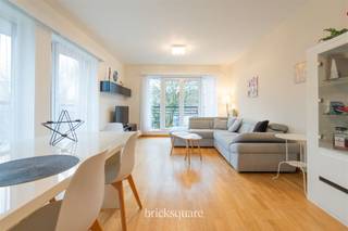 JETTE - Ideale ligging in Jette, vlakbij UZ Brussel en alle voorzieningen (openbaar vervoer, toegang tot de weg, winkels, enz.).Ontdek deze flat van 93 m2 in uitstekende staat, onlangs gerenoveerd (2 slaapkamers/1 badkamer). Je zult dol zijn op de locatie, de ruimte en het licht.Gelegen op de 2e verdieping van een residentie, bestaat het uit een hal, een grote woonkamer met een uitstekend uitgeruste aparte keuken, twee slaapkamers, een toilet en een doucheruimte. Er is een kelder en een parkeerplaats in de kelder.PEB C-, dubbele beglazing, conforme elektra en intercom, fietsenberging.Gemeenschappelijke kosten: +- €150 per maandVraagprijs: €315,000Parkeerplaats : €19,900Neem contact op met BrickSquare voor meer informatie: 02/315.25.13 of www.bricksquare.be