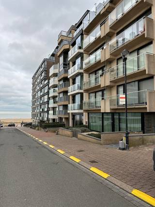 In Residentie Wishbone in Duinbergen bevindt zich dit volledig gemeubelde appartement met een prachtig lateraal zeezicht, op slechts enkele...