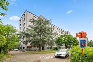 <p>Are you looking for a spacious, move-in-ready apartment in a prime location in Leuven? This fully renovated 80 m² one-bedroom apartment combines modern living comfort with a soothing view and proximity to all amenities.<br /><br />Upon entering, you’ll find yourself in a bright living room that’s bathed in natural light thanks to the large windows, while still offering plenty of privacy. Adjacent to the living room is a practical storage room with connections for a washing machine and dryer. From the living room, you step into the modern kitchen, equipped with high-quality appliances—ideal for those who love to cook or enjoy entertaining guests. Through the kitchen, you reach the bedroom, which features an ensuite bathroom with a stylish walk-in shower.<br /><br />The apartment stands out thanks to its unique features: abundant natural light without any overlooking, a beautiful view of the Dijle River, Tweewaters, and the surrounding greenery, and a thorough renovation in 2016. On top of that, you’ll enjoy resident parking and a communal bike shed.<br /><br />The perfect choice for young couples, singles, or investors right in the heart of the bustling city. Interested? Call us at 016 229 228 or email office@connect-immo.be <br /><br />EPC:  kWh/m² - UC:  - Label <br />Wg-Gvv-Gvkr-Gdv</p>