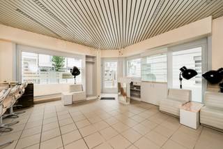 <p><span>Handelsuimte met woonst op toplocatie in stadscentrum </span></p>
<p><span>Deze gelijkvloerse handelsruimte in het hart van Mechelen biedt een mooi ruimte voor uw zakelijke ambities. Gelegen in een centrale omgeving, is deze locatie de perfecte vestigingsplaats voor een winkel, kapsalon, schoonheidssalon, galerij, start-up kantoor of kleinschalige horeca gelegenheid. U kan deze ruimte nog volledig naar wens inrichten en renoveren.<br /><br />Op de hoger geleden verdiepingen kan u uw woonst vestigen, wat er voor zorgt dat u kan wonen en werken in harmonie. Op de verdiepingen heeft u nog vrij spel qua indeling. Afhankelijk van welk woonconcept en idee u houdt kan u wisselen tussen de verdiepingen. Op de eerste verdieping kan u uw leefruimte en keuken inrichten alsook uw badkamer, maar u kan ook hier uw slaapkamers vestigen en op de hoger geleden verdiepingen het leefgedeelte. Zo heeft u dan directe toegang naar een prachtig en privatief dakterras. <br /><br />Onze inpressie beelden zijn slecht een beperkt voorstel van de talloze opties. </span></p>
<p><span>Laat u inspireren door de potentie van deze commerciële ruimte met woonst en maak van dit pand de nieuwe thuis voor zowel uw onderneming als voor uw zelf.</span></p>