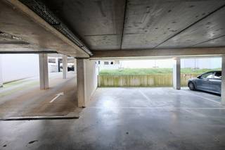 Autostaanplaats te koop in residentie De Stadspoort in Sint-Truiden. Extra breed: 3,6 m op 5,4 m met elektriciteit en slechts één...