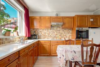 <strong>Charmante woning met 6 slaapkamers, garage en gezellige tuin op 695 m².</strong><br /><br />Deze verrassend ruime open bebouwing bevindt zich in een groene omgeving en vlak bij het Grote Netewoud. Tegelijk liggen de dagelijkse voorzieningen van Meerhout in de nabije omgeving, ook de omliggende gemeenten zijn vlot bereikbaar. De aansluiting op de E313 is goed bereikbaar; Meerhout wordt via complex Geel-Oost op de E313 ontsloten. Hier woon je dus groen en rustig, zonder afgelegen te zijn.<br /><br />Bij het betreden van de woning valt meteen het royale volume op. De ruime woon- en eetkamer geniet van veel natuurlijke lichtinval en wordt gekenmerkt door de zichtbare houten balken en de gezellige haard, die de leefruimte extra karakter geven.<br /><br />De afzonderlijke keuken is functioneel ingericht en kijkt uit op de tuin.<br /><br />Verder beschikt de woning over een badkamer met zowel ligbad als douche, praktische berg- en wasruimte, een inpandige garage en een kelder.<br /><br />De woning telt in totaal 6 slaapkamers, verspreid over de verschillende verdiepingen. Hierdoor is er niet alleen voldoende ruimte voor een groot gezin, maar zijn er ook mogelijkheden voor een thuiskantoor, hobbykamer, logeerkamer of speelruimte.<br /><br />Daarnaast bevindt zich onder het dak nog een ruime, deels onafgewerkte zolder. Ook hier zijn bijkomende mogelijkheden aanwezig voor wie het volledige potentieel van de woning wil benutten.<br /><br />De ruime en groene achtertuin is volledig omheind en is voorzien van een overdekt terras, waar je kan genieten in alle rust en privacy.<br /><br />Kenmerken:
<ul>
<li><span>Charmante en zeer ruime open bebouwing </span></li>
<li><span>6 slaapkamers </span></li>
<li><span>Groene, maar toch centrale ligging</span></li>
<li><span>Renovatie- en optimalisatiepotentieel </span></li>
<li><span>Renovatieverplichting van toepassing</span></li>
</ul>
<br />Interesse?<br />We nemen graag de tijd om je deze woning ter plaatse te laten ontdekken.<br />📞 014 84 83 69<br />✉️ info@sublimmo.be<br />