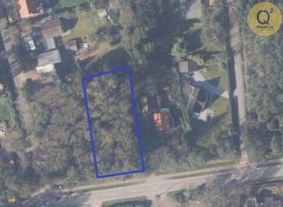 Droomt u van een luxueuze villa in het groene Zoersel? Dit uitzonderlijk brede perceel (27,5 meter breed!), gelegen tussen de Kiwilaan en de Boslaan, biedt u de ruimte om groots te wonen. Met een mogelijke bouwbreedte van maar liefst 17,5 meter en een bouwdiepte van 17 meter, creëert u een bebouwde oppervlakte van bijna 300 m² per verdieping.
Dankzij de perceeldiepte van circa 60 meter behoudt u achteraf een weelderige tuin waar rust en privacy centraal staan. De ideale ligging tussen Zoersel Dorp en Sint-Antonius combineert een landelijke sfeer met het gemak van winkels, scholen en openbaar vervoer binnen handbereik. Hier bouwt u niet zomaar een huis, maar een thuis voor het leven.