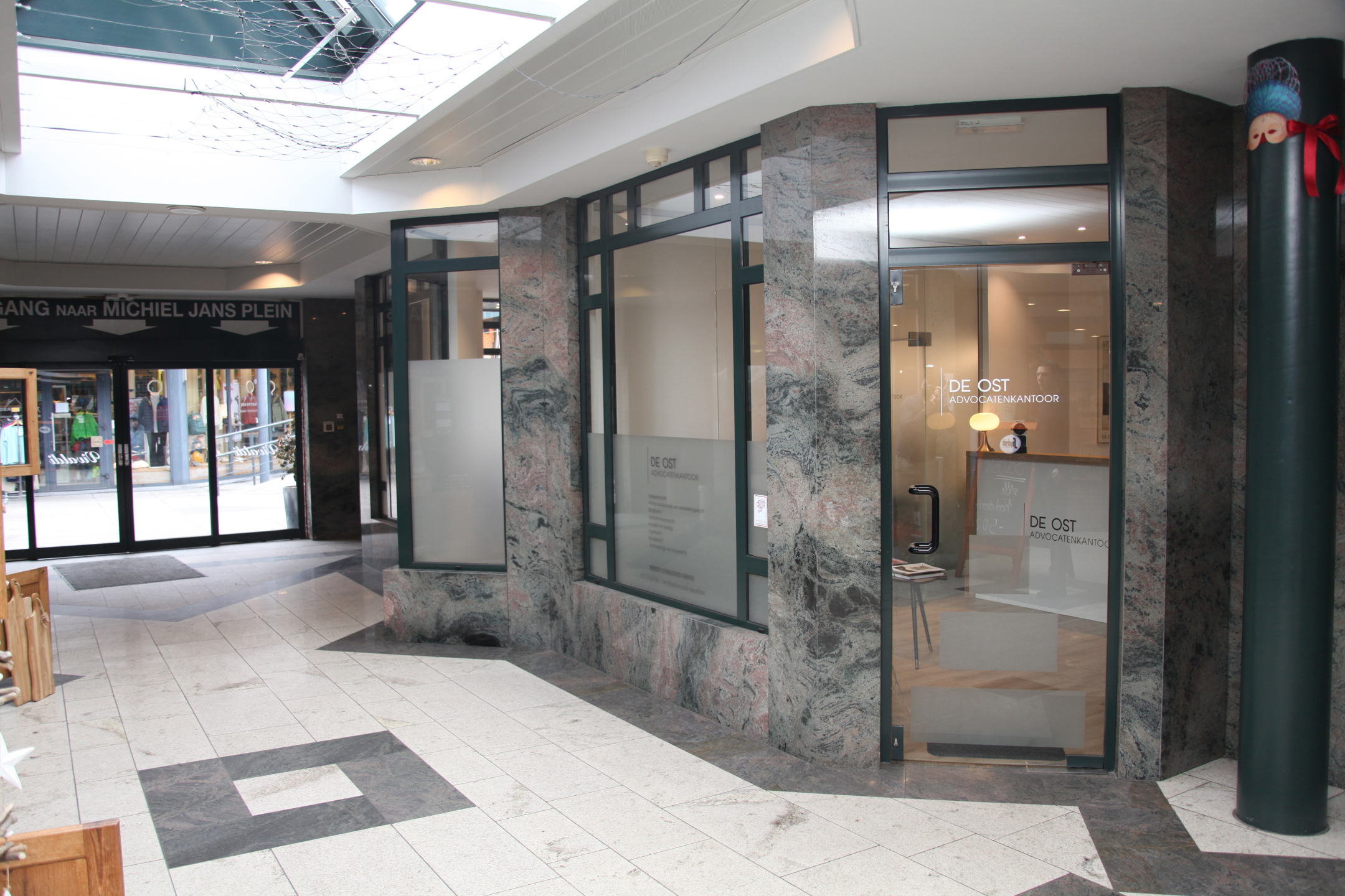 Instapklare kantoorruimte met veel passage in LOMMEL - foto 1