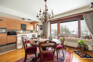 Dit gezellige en energiezuinige appartement (98 m²) is gelegen in een rustige, groene omgeving nabij het Moretusbos. Via de inkomhal betreedt u de ruime woonkamer op parketvloer met open, geïnstalleerde keuken. Vanuit de leefruimte heeft u directe toegang tot het gezellige terras, Zuid georiënteerd. Verder beschikt het appartement over twee ruime slaapkamers, een badkamer met ligbad en dubbele lavabo, en een apart gastentoilet. Daarnaast is er een garage, bereikbaar via de gemeenschappelijke gang, met een parkeerplaats, bij aan te kopen aan 25.000 EUR. Extra bergruimte is voorzien dankzij de handige kelderberging. Alle nutsvoorzieningen zijn individueel. Met een EPC-score van 121 KwH/m² is dit appartement zeer energiezuinig. Kortom, een instapklaar appartement op een rustige locatie met alle nodige voorzieningen binnen handbereik. Het appartement is verhuurd aan 930 EUR/maand. Wenst u meer info of een bezichtiging? Contacteer ons via 03 568 03 03 of lauren@vastgoed03.be