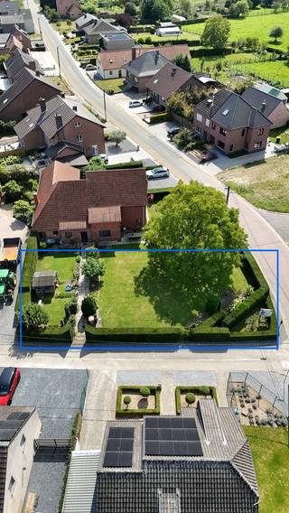 Prachtig hoekperceel voor open bebouwing in Bilzen<br /><br />Ben je op zoek naar een ideale plek om jouw droomhuis te bouwen? Zoek niet verder! Dit prachtige hoekperceel gelegen aan Heesveld, Bilzen biedt alles wat je nodig hebt.<br />Met een totale oppervlakte van 5a15ca (515 m²), een perceelbreedte van 18,43 meter en een diepte van 30 meter, biedt dit bouwperceel alle ruimte om jouw woonplannen werkelijkheid te maken.<br /><br />Het perceel is gelegen in een rustige, landelijke omgeving aan de rand van Bilzen. Hier geniet je dagelijks van de rust en het groen, terwijl je toch dicht bij alle nodige voorzieningen bent. Winkels, scholen en sportfaciliteiten bevinden zich op korte afstand, net als tal van mooie wandel- en fietsroutes voor wie graag van de natuur geniet.<br /><br />Het perceel is uitstekend bereikbaar dankzij de nabijheid van belangrijke autosnelwegen. De E313 en E314 liggen op korte afstand, waardoor steden als Hasselt, Genk, en Maastricht snel te bereiken zijn. Dit maakt het perceel niet alleen ideaal voor gezinnen, maar ook voor forensen die dagelijks naar het werk moeten reizen.<br /><br />|VERKAVELINGSVOORSCHRIFTEN|
<ul>
<li>Bouwdiepte gelijkvloers: maximaal 15,45 meter</li>
<li>Bouwdiepte verdieping: maximaal 12 meter</li>
<li>Bouwdiepte voorkant straat: 9,70 meter</li>
<li>Maximale bouwlagen: 2</li>
<li>Zowel hellende als platte daken zijn toegestaan</li>
<li>Geen ondergrondse garage toegestaan</li>
</ul>
<br />|TROEVEN|
<ul>
<li>Ideale ligging in een rustige, landelijke omgeving</li>
<li>Ruime bouwmogelijkheden</li>
<li>Goede toegankelijkheid naar autosnelwegen</li>
<li>Voldoende oppervlakte voor een ruime woning</li>
<li>Fantastische buren!</li>
</ul>
<br />Ben je geïnteresseerd en wil je meer weten? Aarzel niet en neem contact met ons op. Bel ons op 089 23 44 22 of stuur een e-mail naar info@immoverslegers.be. Wij helpen je graag verder, Tot snel!<br />