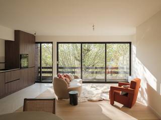 <strong>Coupure Rechts – Lichtrijk gerenoveerd éénslaapkamerappartement met terras en zicht op het water</strong>.<br /><br /><em>Voor meer informatie, mail naar info@carloeggermont.be</em><br /><br />In een goed onderhouden residentie uit de jaren ’80 bevindt zich dit gerenoveerde appartement op de vierde verdieping. Dankzij de ligging aan de Coupure Rechts is het appartement de ideale waardevaste investering en uitvalsbasis in het centrum van de stad.<br /><br />Indeling: <br />Inkomhal met toilet. De leefruimte is open en lichtrijk, en kan praktisch worden ingericht met een zit- en eetgedeelte. De keuken is open en ingericht met kookplaat, oven en frigo met diepvries. Aansluitend bevindt zich een functionele berging met aansluiting voor wasmachine en droogkast.<br /><br />De aparte slaapkamer beschikt over een ensuite douchekamer. <br /><br />Vanuit elke ruimte is er toegang tot het terras, dat een aangenaam uitzicht biedt op de bomenrijen en het water aan de Coupure. <br /><br />Het appartement heeft een praktische indeling en geniet brede raampartijen die zorgen voor een overvloed aan natuurlijk licht en een groen zicht.<br /><br />Er is een privatieve kelder en gemeenschappelijke fietsenberging in de residentie.<br />Eveneens mogelijkheid tot het aankopen van een garagebox in de residentie.<br /><br /><strong>Dankzij de topligging, de recente renovatie en het aangename terras is dit een opportuniteit voor young professionals, koppels of investeerders.</strong>