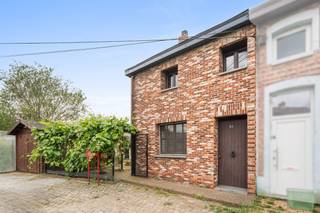 <p>Te koop: halfopen woning in Watermolenstraat 51, Beveren-Kruibeke-Zwijndrecht, rustig gelegen en nabij openbaar vervoer.</p>
<p>Deze woning uit 1952 biedt een aangename combinatie van ruimte en comfort. Dankzij de rustige ligging geniet u van privacy, terwijl u toch vlot toegang heeft tot voorzieningen en openbaar vervoer. Met drie ruime slaapkamers is dit huis ideaal voor gezinnen. De grote tuin van ongeveer 200 m² met garage maakt het plaatje compleet en biedt volop mogelijkheden voor ontspanning en hobby’s.</p>
<p>Belangrijkste ruimtes:<br />• Ruime living (33 m²) met veel lichtinval<br />• Keuken (20 m²) met dubbele spoelbak, oven, ontbijthoek en ingemaakte kasten<br />• Badkamer (12 m²) met douche, ligbad, toilet, wastafel in meubel, aansluiting voor wasmachine en droogkast<br />• Slaapkamer (20 m²)<br />• Slaapkamer (13 m²)<br />• Slaapkamer (11 m²)<br />• Berging (3 m²)<br />• Garage (19 m²)<br />• Tuin (200 m²)</p>
<p>Troeven:<br />• Rustig gelegen<br />• 3 ruime slaapkamers<br />• Grote tuin met garage</p>
<p>Neem vandaag nog contact op met uw ERA-makelaar voor een bezoek. JOUW DROOMHUIS. ZO GEVONDEN!</p>