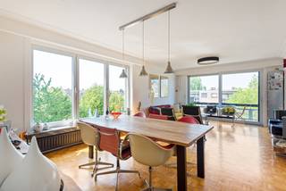 Interesse in dit appartement? Bekijk de virtuele toer en maak ONLINE via Livitas.be je afspraak.<br />Wonen in Schoten is gezelligheid, groen, fietsen en gezellig shoppen en vooral aangenaam en rustig wonen.<br />Dit is de reden waarom veel aanvragen worden gedaan om in Schoten te komen wonen.<br />Dit leuke appartement is gelegen op de tweede verdieping is voorzien van een zeer ruime woonkamer met parketvloer en vooral veel lichtinval.<br />De keuken is ingericht met een vaatwasser, frigo, oven met gasvuur een een handige berging is perfect voor je proviand<br />De badkamer is voorzien van een inloopdouche en dubbele lavabo en de twee grote slaapkamers bezorgen je voldoende ruimte om je kleer- en schoenkasten te plaatsen.<br />Een gemeenschappelijke staanplaats is voorzien maar geen eigendom en het gebouw wordt beheerd door een professionele syndicus wat ervoor zorgt dat het gebouw goed beheerd is. Kelder aanwezig en conforme elektrische keuring.<br />Kortom, wees er snel bij want velen zoeken een mooi stekje in Schoten.<br />Maak snel ONLINE je afspraak via Livitas.be