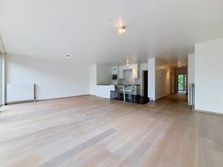 <p>Prachtig <strong>recent appartement</strong> (ca.114 m²) op de 2de verdieping met ruim terras, gelegen nabij het <strong>centrum</strong> van Brasschaat, mooie wandeling naar het Park van Brasschaat via de Bloemenlei.<br /><br /><strong>Indeling</strong>: inkomhall op parket met gastentoilet, ruime living op parket met open volledig ingerichte keuken op blauwe steen (voorzien van Miele toestellen: ijskast, kookplaat, combi-micro-oven, vaatwasmachine, dampkap), aanpalende berging met aansluiting voor wasapparatuur, douchekamer met ruime instapdouche en lavabo, hoofdslaapkamer op parket met aanpalende badkamer met ligbad, dubbele lavabo en toilet, 2de slaapkamer op parket, beiden met toegang tot het overdekt terras.<br /><br /><strong>Bijzonderheden:</strong></p>
<ul>
<li>CV op gas.</li>
<li>Ondergrondse autostaanplaats en kelder inbegrepen.</li>
<li>Lift.</li>
<li>Maandelijkse servicekosten: ca. € 140 euro/maand.</li>
<li>Beschikbaar.</li>
</ul>