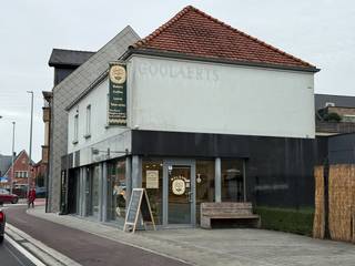 Multifunctioneel handelspand in het handelscentrum te Sint-Job-in-'t-Goor nabij het kruispunt Handelslei en Beukenlei. Gunstige locatie -...