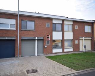 CARDIJNLAAN 448880 LEDEGEMDeze ruime rijwoning in Ledegem is een ideale gezinswoning, gelegen in een rustige woonwijk. De woning beschikt over vier...