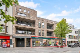 <strong>Handelspand van ca. 750 m² te huur in het centrum van Mol – Uitstekende commerciële ligging</strong><br /><br />In het bruisende centrum van Mol, in het verlengde van de Corbiestraat, bevindt zich dit ruime en deels ingericht handelspand.<br />Het pand heeft een moderne look en voorzien van alle technieken zoals o.a airco<br />Dankzij de centrale ligging in een drukbezocht winkelgebied geniet het pand van een uitstekende zichtbaarheid en een vlotte bereikbaarheid.<br />De functionele indeling maakt het geschikt voor uiteenlopende commerciële activiteiten.<br /><br /><u><strong>Het handelspand is momenteel ingericht met:</strong></u><br />- Ruime winkelruimte , volledig afgewerkt en opgedeeld in aparte vertrekken<br />- Inkomhal met een automatische inkomdeur<br />- Afzonderlijk ingericht kantoorruimte<br />- Magazijn met veel ruimte voor mogelijke stockage<br />- Technische ruimte<br />- Keuken met eetplaats voor personeel<br />- Sanitaire voorzieningen voor klanten en personeel<br />- Drie toiletten, waarvan één aangepast voor mindervaliden<br />- Daarnaast beschikt het pand over een ruime ondergrondse parking met 10 autostaanplaatsen, waarvan 2 voor mindervaliden.<br /><br />Dit vormt een belangrijke meerwaarde voor zowel klanten als medewerkers.<br /><br /><u>Geschikt voor retail, zorgwinkel, apotheek, medische en paramedische activiteiten, showroom, kantoor of andere commerciële invullingen</u><br /><br /><em>Het pand was voorheen in gebruik als Goed Zorgwinkel, wat de veelzijdigheid en commerciële mogelijkheden van deze locatie extra onderstreept.</em><br /><br /><strong>📞 Contacteer ons vrijblijvend voor meer informatie of een bezichtiging.</strong>