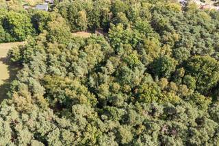 Met een oppervlakte van maar liefst 11376m² geniet je hier van een ongeëvenaarde natuurlijke omgeving. De bestaande gezinswoning is volledig...