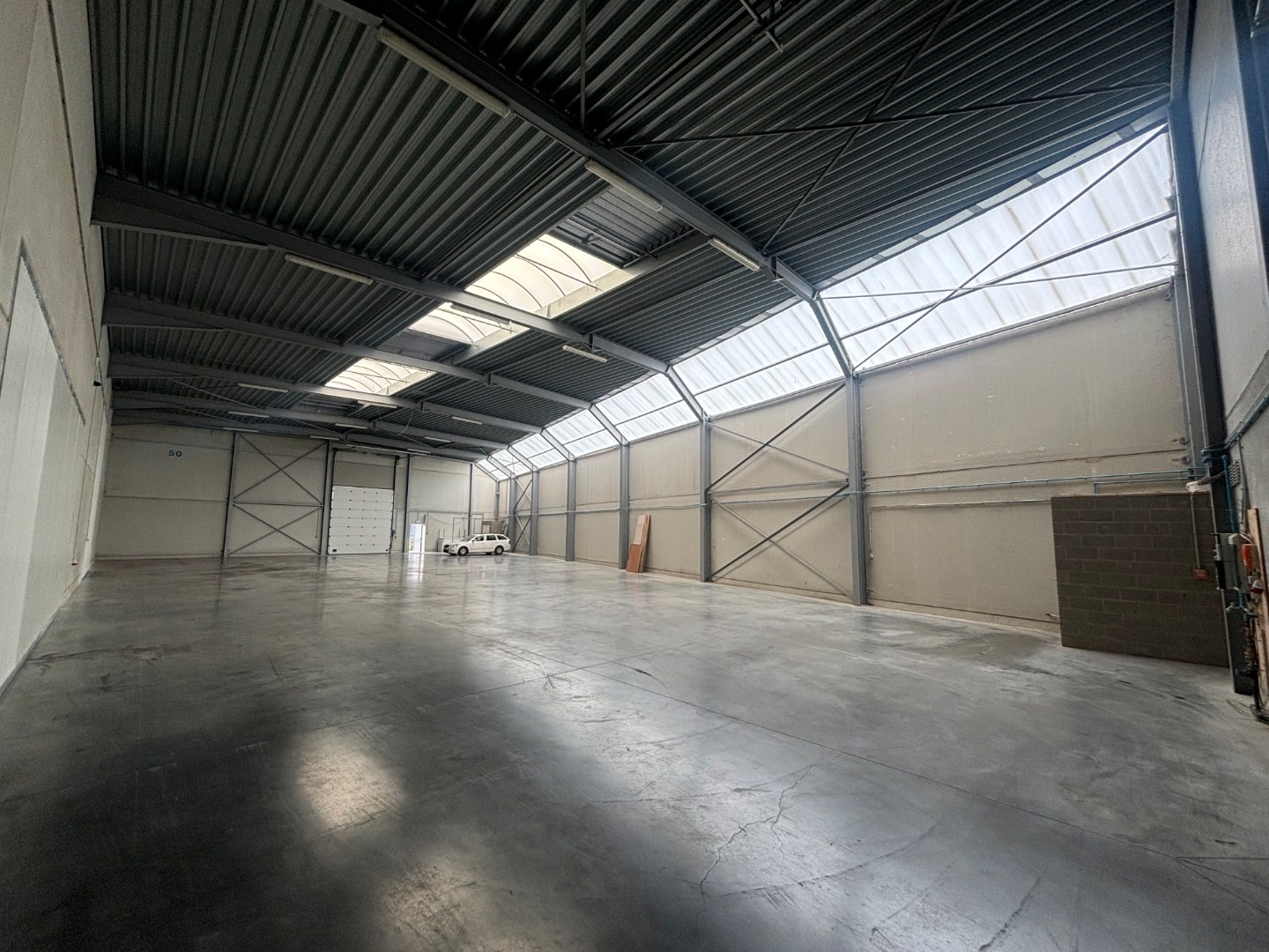UITSTEKEND GELEGEN WERKPLAATS (699m²) + PARKING ! - foto 3