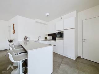 Via de lift of trap bereikt u dit verzorgde appartement op de eerste verdieping. Bij het binnenkomen wordt u verwelkomd in een lichtrijke leefruimte met een gezellige zit- en eethoek, waar grote raampartijen zorgen voor een aangename sfeer en veel natuurlijk licht.<br /><br />De open, volledig geïnstalleerde keuken sluit naadloos aan op de leefruimte en beschikt over een praktische aansluitende berging. Vanuit de woonkamer heeft u toegang tot het ruime en gezellige terras, de ideale plek om te ontspannen of gezellig te tafelen.<br /><br />Verder beschikt het appartement over een aparte berging met wasplaats, twee slaapkamers en een comfortabele badkamer uitgerust met een douche en dubbele lavabo. Het afzonderlijke toilet zorgt voor extra gebruiksgemak.<br /><br />Als extra troeven zijn er een afgesloten ondergrondse berging, een gemeenschappelijke afgesloten fietsenstalling en een privatieve parkeerplaats in het automatische liftensysteem aanwezig.<br /><br />Een instapklaar appartement dat comfort en een aangename woonbeleving perfect combineert.<br /><br />Richtprijs staanplaats in ondergrondse parking met liftensysteem: €15000<br /><br />Extra troeven<br /><br />
<ul>
<li>EPC A</li>
<li>ondergrondse parking en fietsenstalling met liftensysteem</li>
<li>kelderberging</li>
<li>topligging</li>
</ul>
<br />Deze woning is te koop ZONDER makelaar via het concept van Smart Houses. Wenst u verdere inlichtingen of een bezoek? Contacteer rechtstreeks de eigenaar via 0494/12.53.84