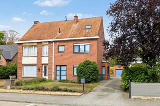 <p><span>Ruime gezinswoning met 5 slaapkamers en garage</span></p><p><span> </span></p><p><span>Dit betreft een gunstig gelegen halfopen bebouwing nabij de Stropers- & Clingse bossen.</span></p><p><span>De woning beschikt o.a. over een royale tuin, 5 slaapkamers en garage, tevens is er een zeer vlotte mobiliteit via E34 Antwerpen-Gent. <br />Het interessante vloerplan met tal van mogelijkheden, het mooie perceel en de fijne woonlocatie zijn enkele van de troeven.<br /><br /></span><span>INDELING</span></p><p><span><br /></span><span>Gelijkvloers:</span></p><p><span>Uitgestrekte oprit met plaats voor meerdere wagens.</span></p><p><span>Inkomhal.</span></p><p><span>Lichtrijke woonkamer met gezellige zithoek en o.a. sierhaard.</span></p><p><span>Uitgebreide keuken, voorzien van alle comfort, veel kastruimte en aansluitende kelder. <br />Veranda/woonuitbreiding zowel bereikbaar vanuit de keuken als woonkamer.</span></p><p><span>Berging/wasplaats met o.a. aansluiting voor wasmachine.<br />1e badkamer met ligbad, dubbel lavabomeubel en toilet.<br />Royale tuin met veel privacy en meerdere terrassen.</span></p><p><span>Losstaande garage.<br /><br /></span></p><p><span>1e verdieping:</span></p><p><span>2 ruime slaapkamers.<br />Kinderkamer.</span></p><p><span>2e badkamer met bad/douche combinatie en lavabo.<br /><br /></span></p><p><span>2e verdieping:</span></p><p><span>2 kinderkamers.<br /><br /></span><span>EXTRA</span></p><p><span>Solide gebouw.</span></p><p><span>Mits enkele opfriswerken volledig instapklaar.</span></p><p><span>Zeer aangenaam perceel met gezellige tuin en veel plaats voor wagens.</span></p><p><span>Gunstig gelegen vlakbij Clingse - en Stropersbossen.</span></p><p><span>Aan de rand van de dorpskern doch vlakbij scholen en supermarkt.<br />Zeer vlotte mobiliteit richting Antwerpen, Gent en Hulst.<br />PVC ramen met dubbele HR beglazing.</span></p><p><span>Rolluiken aanwezig.<br />CV op aardgas via condensatieketel.</span></p><p><span>Zonnepanelen aanwezig (op garage).</span></p><p><span>Gunstig EPC label C.</span></p><p><span>Elektriciteit niet conform.</span></p><p><span>Niet asbestveilig.</span></p><p><span> </span></p><p><span>EPC: Label C - 263kWh/m²</span></p><p><span>Wg - Vg - Gvv - Gvkr - Gmo<br /><br /></span></p><p><span> </span></p><p><span> </span></p>