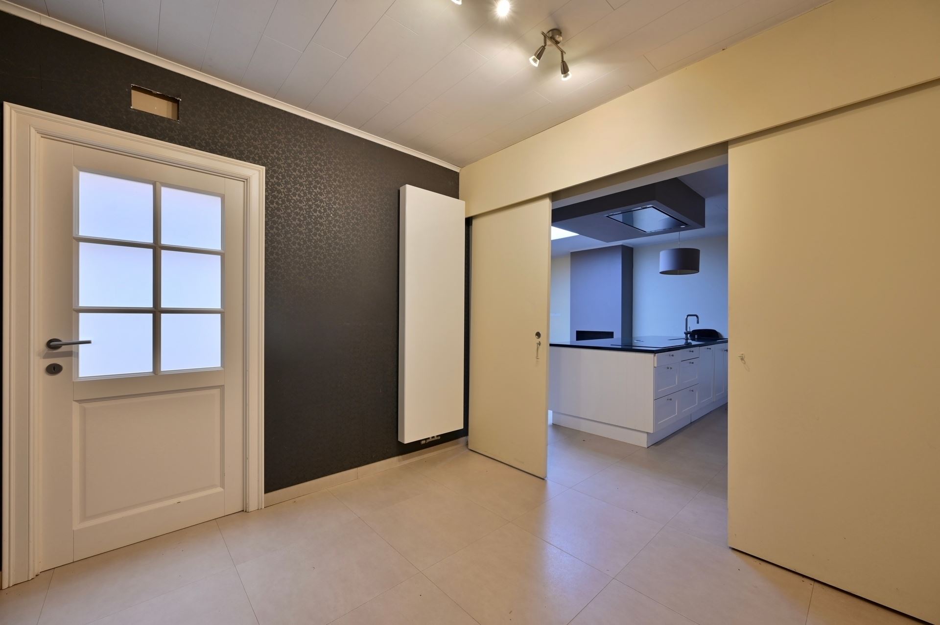 Retail space with apartment - photo 5