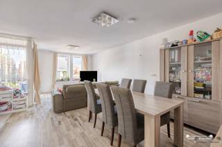 <p><span>Dit praktisch gerenoveerd duplexappartement combineert ruimte, comfort en een flexibele indeling. </span></p><p><span>Gelegen op de tweede verdieping vinden we een ruime woonkamer van ca. 28 m² met toegang tot het overdekte terras en een gesloten keuken van ca. 16 m². Dankzij de aanwezige aansluitingen kan de keuken eenvoudig worden omgevormd tot een open keuken. De huidige keuken geeft toegang tot een ruime berging van ca. 6m². Verder beschikt deze verdieping over een apart toilet.</span></p><p><span>Op de derde verdieping bevinden zich twee ruime slaapkamers van ca. 16 m² en een ruime badkamer van ca. 8 m² met douche, wastafel en toilet.</span></p><p><span>Dankzij de verschillende indelingsmogelijkheden is deze duplex bijzonder geschikt voor gezinnen.</span></p><h3><span>Troeven</span></h3><ul><li><span>Recent vernieuwd in 2020</span></li><li><span>EPB label B of 102 kWh/m²/jaar (UC:71034-G-2018/004/EP06520:A001/D01/SD003)</span></li><li><span>Overdekt terras </span></li><li><span>Gelegen in het centrum van Leopoldsburg met handel, scholen en verbindingen op wandelafstand</span></li><li><span>ook een idéale investering om te verhuren</span></li></ul><p><span>Een ruime en veelzijdige duplex met tal van mogelijkheden. Zeker een bezoek waard! Voor meer info bel naar 011 199 991 of per e-mail info@janssenenjanssen.be</span></p><p><span>De vermelde oppervlaktes zijn indicatief. De stedenbouwkundige informatie is gebaseerd op de beschikbare inlichtingen.</span></p>