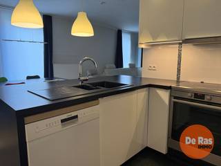 EERSTE BEZOEKDAG ZATERDAG 30 MEI 2026 VAN 14U TOT 16U (ENKEL OP AFSPRAAK!!)<br />DENDERLEEUW – Recent gelijkvloers appartement met tuin<br /><br />Dit recent gebouwde gelijkvloers appartement bevindt zich in een rustige en groene woonomgeving, op slechts ca. 200 meter van het station en in de onmiddellijke nabijheid van winkels en andere voorzieningen. Een ideale ligging voor wie comfort en bereikbaarheid wil combineren.<br /><br />Het appartement beschikt over een inkomhal, een apart gastentoilet en een badkamer uitgerust met een douche. Er zijn twee slaapkamers aanwezig, waarvan één momenteel is ingericht als dressing.<br />De ruime en lichtrijke leefruimte met open keuken vormt het centrale hart van de woning en biedt een aangename woonbeleving. Aansluitend bevindt zich een praktische berging.<br />Vanuit de leefruimte heeft u directe toegang tot de zonnige en verzorgde tuin met twee terrassen, waar het heerlijk vertoeven is en waar u in alle rust kan genieten of gasten ontvangen.<br /><br />De woning maakt deel uit van een zeer rustig woonerf en betreft een recente, kwalitatieve bouw die voldoet aan de hedendaagse comfortnormen. Zo is het appartement uitgerust met een ventilatiesysteem C+ en wordt er verwarmd via een energiezuinige aardgasketel (HR-ketel). Bovendien bestaat de mogelijkheid tot aankoop van een ondergrondse staanplaats aan € 19.000.<br /><br />Dit appartement biedt een uitstekende combinatie van modern wooncomfort, een rustige ligging en een vlotte bereikbaarheid. Bovendien vormt het ook een interessante opportuniteit voor investeerders.<br /><br />Voor meer informatie of een bezoek, kan u ons steeds contacteren: 053/60.65.60
