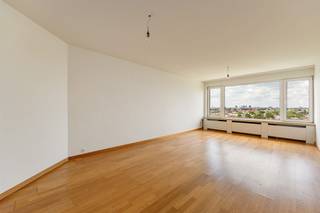 <p><span>Wakker worden met een panoramisch zicht over Antwerpen? </span></p><p><span>Dat kan in dit ruime tweeslaapkamerappartement op de twaalfde verdieping van een verzorgd gebouw aan de Rodekruislaan. Dankzij de grote raampartijen, het oostgerichte terras en de indrukwekkende vergezichten geniet je hier elke dag van licht, rust en ruimte. Voeg daar nog een topligging aan de stadsrand, een gunstig EPC en een optionele autostaanplaats (€12.500,00) aan toe, en je hebt een appartement met heel wat troeven.<br /><br /></span></p><p><span>Licht, ruimte en een uitzicht dat nooit verveelt</span></p><p><span>Met de lift bereik je de twaalfde verdieping, waar je binnenkomt in een ruime inkomhal met een ingemaakte vestiairekast met aansluiting wasmachine, videofoon en veiligheidsdeur. De hal leidt je naar de royale leefruimte van ca. 30 m². De kamerbrede ramen trekken meteen alle aandacht en laten het daglicht rijkelijk binnenstromen. De warme laminaatvloer en het adembenemende uitzicht over Antwerpen maken dit zonder twijfel de blikvanger van het appartement.<br />Aansluitend bevindt zich de verzorgde keuken met witte kasten, een inox werkblad, dubbele spoelbak, elektrische kookplaat, heteluchtoven, vaatwasser en een grote koelkast met diepvries. Er bevindt hier zich tevens nog een extra berging.<br /><br /></span></p><p><span>Twee slaapkamers met terras en zicht</span></p><p><span>Via de nachthal bereik je twee volwaardige slaapkamers van ca. 13 m² en ca. 16,5 m². Beide kamers liggen aan de rustige oostzijde en beschikken over elek rolluiken. De tweede geeft rechtstreeks uit op het ruime terras van ca. 8,5 m². Hier geniet je elke ochtend van de opkomende zon en een schitterend vergezicht over de stad.<br />De badkamer is uitgerust met een ligbad met douche, een lavabo met meubel en een verlichte spiegel. Daarnaast is er een apart gastentoilet.</span></p><p><span> </span></p><p><span>Groen wonen op een toplocatie</span></p><p><span>De Rodekruislaan combineert het comfort van rustig wonen met de voordelen van de stad. Voor de deur ligt een groot groengebied met speeltuin en wandelpaden. Ook het Te Boelaerpark, Berchem station, winkels, scholen, openbaar vervoer en de Ring bevinden zich op korte afstand. Hierdoor woon je hier bijzonder centraal, zonder in te boeten aan rust.</span></p><p><span> </span></p>