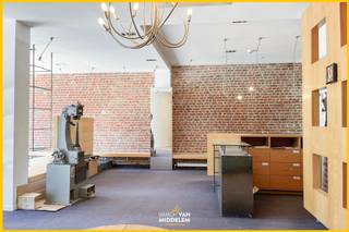 <strong>Immo Van Middelem verhuurt dit commercieel gelijkvloers van circa 175 m², uitstekend gelegen op TOPLOCATIE in het CENTRUM van Dilbeek.</strong><br /><br />Het pand beschikt over een ruime en lichtrijke winkelruimte met etalage, een kitchenette, meerdere opslagruimtes, sanitair, een kelder en een aangenaam terras.<br />Dankzij de centrale ligging geniet uw zaak hier van een uitzonderlijke visibiliteit en een sterke passage, wat deze locatie bijzonder interessant maakt voor commerciële doeleinden. Dit handelspand leent zich perfect voor vrije beroepen of diverse commerciële activiteiten en maakt deel uit van een kleinschalig gebouw met in totaal drie appartementen.<br /><br />GEEN gemeenschappelijke lasten.<br />Individuele tellers. Centrale verwarming op stadsgas in combinatie met airconditioning.<br />EPC: Label B (UC: 3784887).<br />Onmiddellijk beschikbaar.