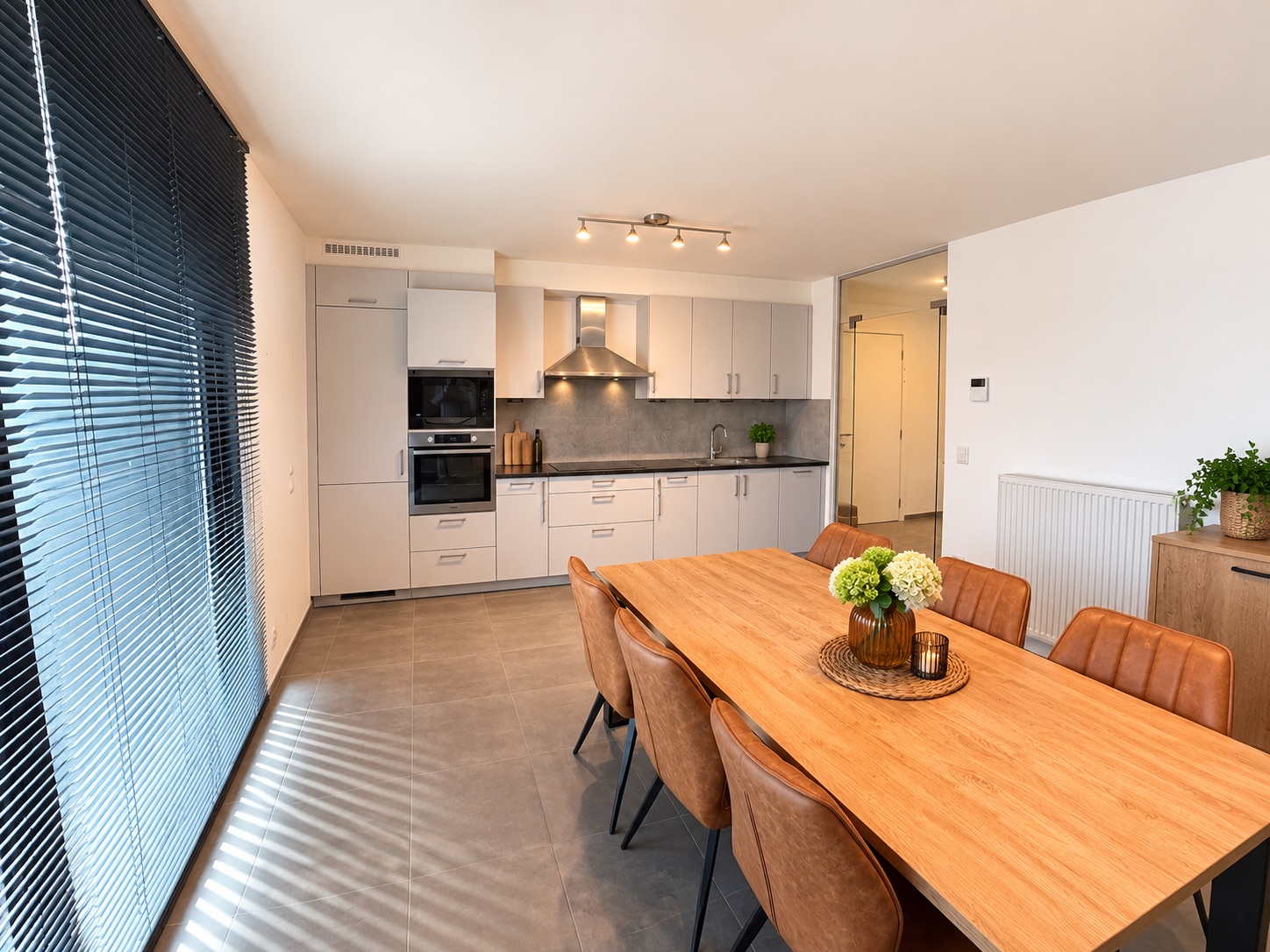 Instapklaar appartement met 2 slaapkamers op toplocatie! - foto 4