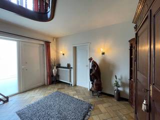 Deze zeer ruime instapklare villawoning bevindt zich op een groot zuidelijk georiënteerd perceel van maar liefst 1582m² in een rustige straat op wandelafstand van het centrum van Herselt.
De villa voorziet in o.a. 4 slpks, ruime lichtrijke leefruimte met aanpalende nieuwe tuinkamer, aparte tweede eethoek, nieuwe keuken, en veel bergruimte (bergzolder, ruime garage met automatische poort, volledig onderkelderd). Verder werd de elektriciteit volledige vernieuwd, zonnepanelen een een 5 kWh thuisbatterij geïnstalleerd.
Info/plaatsbezoek 0473/245102 of info@vandenvonder-decat.be.