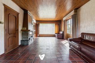 <p><span>Statige woning met renovatiemogelijkheden (196m²) met 4 slaapkamers en knusse tuin van 6a13 te Tessenderlo centrum.</span></p><p><span> </span></p><p><span>Belangrijkste troeven: </span></p><p><span>- Gelegen op wandelafstand van Tessenderlo centrum</span></p><p><span>- 4 slaapkamers</span></p><p><span>- 196m² bewoonbare oppervlakte </span></p><p><span>- Zolder kan nog omgebouwd worden tot 2 extra slaapkamers</span></p><p><span>- Gezellige tuin van 6a13 </span></p><p><span>- Droge kelder + kruipkelder (makkelijk om leidingen te leggen)</span></p><p><span>- Inpandige garage</span></p><p><span> </span></p><p><span>Bekijk zeker ook de grondplannen met de afmetingen. Zo krijgt u van thuis uit al een perfect beeld van wat deze woning te bieden heeft!</span></p><p><span> </span></p><p><span>Wenst u meer info of een vrijblijvende bezichtiging, contacteer dan ons kantoor op het nummer 011 85 15 15 en wij helpen u graag verder.</span></p>