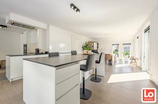 Op een rustige locatie bevindt zich deze ruime, prachtig afgewerkte en instapklare villa.<br /><br />Via de inkomhal komt u in de leefruimte, waar u meteen aangenaam wordt verrast door de overvloedige lichtinval dankzij de grote glaspartijen.<br />Links bevindt zich een ruimte die is ingericht als bureau, in rechtstreeks contact met de keuken. De grote, moderne leef-keuken vormt het centrale hart van de woning en is uitgerust met een eiland, ideaal om zowel aan te tafelen als te ontbijten.<br />Aansluitend aan de keuken vindt u een aparte berging en wasplaats, die bijzonder functioneel zijn ingericht. Verder in de woning is er een aparte eetruimte met aansluitend een zitgedeelte, badend in het licht en met een mooi zicht op de tuin. Vanuit de zithoek geniet u ’s avonds zowel van de gezellige houtkachel als van het uitzicht op het zwembad en de perfect aangelegde tuin.<br />Op het gelijkvloers bevindt zich tevens een slaapkamer, die ook perfect kan dienen als bureau of multifunctionele ruimte.<br /><br />Op de verdieping zijn er drie slaapkamers, waaronder een master slaapkamer met ingemaakte kasten en twee kinderkamers. De badkamer is uitgerust met dubbel lavabomeubel, toilet en inloopdouche.<br /><br />Buiten vormt het terras met aluminium overkapping met screens een absolute meerwaarde, waardoor u gedurende vele maanden van de tuin kunt genieten. Het zwembad en de prachtige poolhouse met sanitair en sauna maken deze eigendom helemaal compleet.<br />Rechts van de woning bereikt u via de carport de vrijstaande garage.<br /><br />De woning is bovendien uitgerust met zonnepanelen incl. certificaten. De woning is elektrisch verwarmd en kan mits installatie van een lucht/lucht warmtepomp onmiddellijk een EPC label B verkrijgen!<br /><br />Kortom: een perfect onderhouden en ruime woning met alle comfort, gelegen in het gegeerde Lochristi.<br /><br />Wilt u deze prachtige woning bezoeken op zaterdag 02 mei enkel via deze link: https://calendly.com/loimmo/bezoekmoment-dahlialaan6<br /> 