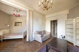 <p><span>Een studio met potentieel op een absolute toplocatie, pal tegenover het Antwerpse Stadspark. Zodra je dit appartement op de tweede verdieping binnenstapt, voel je het: licht, ruimte en mogelijkheden. Of je nu meteen wil intrekken of het pand stap voor stap naar je hand wil zetten, hier kan het allebei.</span></p><p><span>Lichtrijke leefruimte met slaapgedeelte</span></p><p><span>Via de inkomhal kom je in de leefruimte met aansluitend het slaapgedeelte. De grote ramen zorgen voor een aangename lichtinval en een open gevoel. De blokjesparketvloer en de plafondhoogte geven het geheel karakter en warmte. Dankzij de slimme indeling combineer je hier wonen en slapen op een comfortabele manier.</span></p><p><span>Praktische keuken met toegang tot het balkon</span></p><p><span>De keuken bevindt zich apart en is uitgerust met ingebouwde koelkast en diepvriezer, voldoende kastruimte en een functionele opstelling. Vanuit de keuken heb je toegang tot het balkon aan de achterzijde van het gebouw . De badkamer is praktisch ingericht met een douchecabine, toilet, lavabo en aansluiting voor een wasmachine. Compact, logisch ingedeeld en makkelijk in onderhoud.</span></p><p><span>Comfortabel wonen in een statig gebouw</span></p><p><span>De studio is gelegen op de tweede verdieping van een verzorgd, statig gebouw en is bereikbaar via trap of lift , een aangename extra in het dagelijks comfort.</span></p><p><span>Wonen tegenover het groen, midden in de stad</span></p><p><span>Met het Stadspark letterlijk aan de overkant woon je hier in het groen én tegelijk op wandelafstand van het stadscentrum. Winkels, horeca, openbaar vervoer en belangrijke invalswegen liggen vlakbij, wat deze ligging bijzonder aantrekkelijk maakt voor zowel eigen bewoning als investering.</span></p><p><span> </span></p>