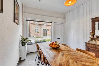 <p>Topo-Immo biedt u deze<strong> charmante starterswoning / interessante investering</strong>, gelegen<strong> in het centrum van het landelijke Onze-Lieve-Vrouw-Lombeek (Roosdaal).</strong></p><p></p><p>Het gelijkvloers omvat<strong> de leefruimte met aansluitend de recente keuken (vernieuwd in 2022)</strong>. Daarnaast is er ook<strong> een praktische bergkelder</strong> aanwezig. Achteraan bevinden zich <strong>de badkamer, een apart toilet en toegang tot een gezellig koertje</strong> waar het heerlijk vertoeven is.</p><p>Op de eerste verdieping vind je <strong>een ruime kamer</strong> die momenteel ingericht is als zithoek, samen met <strong>een praktische bureauruimte</strong>. De tweede verdieping doet dienst als <strong>sfeervolle slaapkamer</strong>.</p><p>Hoewel de woning compact is, voelt ze bijzonder gezellig aan en biedt ze alles wat je nodig hebt.</p><p>Bovendien is er<strong> een aparte garage inbegrepen</strong>, ideaal als extra bergruimte of voor het stallen van fietsen en materiaal.</p><p><strong>Kortom, een charmante woonst op een rustige, landelijke locatie!</strong></p><p><strong>EPC B - Elektriciteit conform</strong></p><p><strong>Stedenbouw en maatregelenregister in aanvraag.</strong></p>