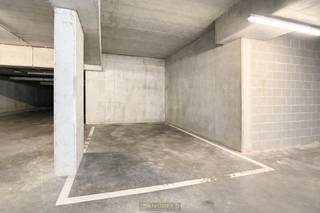 <p>Lichtrijk appartement met ZONNIG TERRAS, AUTOSTAANPLAATS en UITSTEKENDE BEREIKBAARHEID nabij het centrum van Oudenaarde. Dankzij de GROTE RAAMPARTIJEN baadt de leefruimte in natuurlijk licht. Het appartement is praktisch ingedeeld met een inkomhal, een handige berging, een afzonderlijk toilet, een RUIME WOONKAMER en een ingerichte keuken die naadloos aansluit op de leefruimte. Verder beschikt u over 2 VOLWAARDIGE SLAAPKAMERS en een verzorgde badkamer. Het ZONNIGE TERRAS vormt de ideale plek om in alle rust van het buitenleven te genieten, terwijl de inbegrepen AUTOSTAANPLAATS zorgt voor extra comfort. Gelegen in een AANGENAAM APPARTEMENTSCOMPLEX bevindt u zich op een STRATEGISCHE LOCATIE vlak bij de N60, met een vlotte verbinding naar omliggende gemeenten en een snelle toegang tot winkels, scholen, openbaar vervoer en andere dagelijkse voorzieningen.<br /><br /><strong>Adres:</strong><span> Gentstraat 223 bus 0204 te Oudenaarde</span></p>
<br />EPC Label A; P-score: D, G-score: D; Bestuursmaatregelen in maatregelenregister: neen.